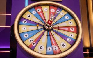Crazy Time Live Game Show mit bunten Bonus-Segmenten und Spielrad